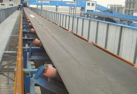 皮帶輸送機(jī)的正常工作輸送帶須具有張力