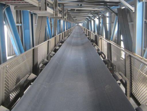 轉(zhuǎn)載點(diǎn)處落料位置對皮帶輸送機(jī)跑偏的影響